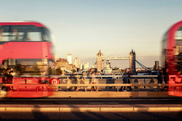 tráfego ocupado com executivos e os ônibus de dois andares na ponte de londres - canary wharf built structure building exterior construction - fotografias e filmes do acervo