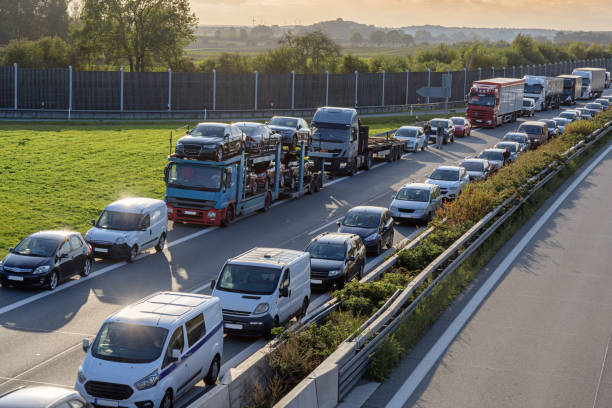 atasco de tráfico con carril de emergencia (rettungsgasse alemán) a la hora punta en la carretera, concepto de transporte, copiar espacio - slow jam fotografías e imágenes de stock