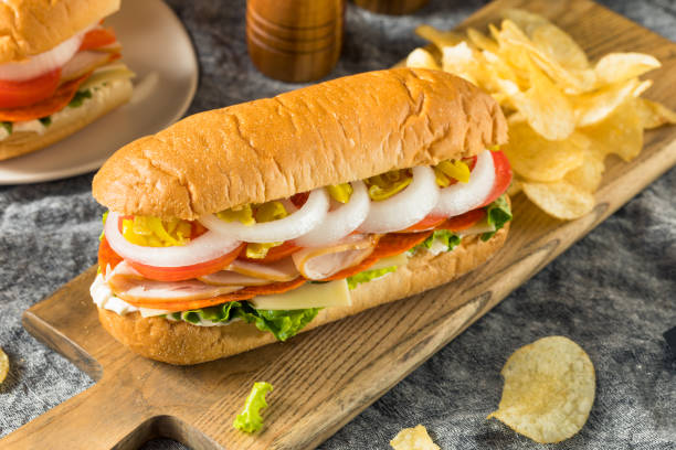 casero pavo sub sandwich - sandwich submarine delicatessen salami fotografías e imágenes de stock
