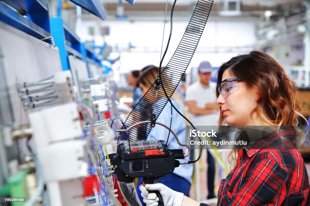 Weibliche Manuel Arbeiter Team arbeiten an der Produktionslinie in der Fabrik - Lizenzfrei Fließbandfertigung Stock-Foto