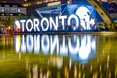 toronto-schild-im-rathaus-und-nathan-phillips-square-ontario-kanada.jpg?b=1&s=170x170&k=20&c=0pgh4-jz2_qeF1kInwM9lECo6v4ITCkZFPGdpEtNMsU=