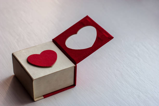białe pudełko z czerwonym sercem na pokrywie na romantyczny prezent dla dziewczynek na pomalowanej drewnianej powierzchni. - open container lid jewelry zdjęcia i obrazy z banku zdjęć