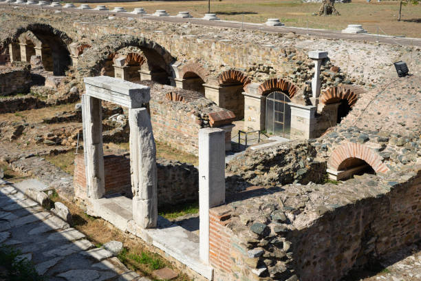 ruinas antiguas del foro romano antiguo ágora en tesalónica en el sitio arqueológico destino turístico de día soleado - roman agora fotografías e imágenes de stock