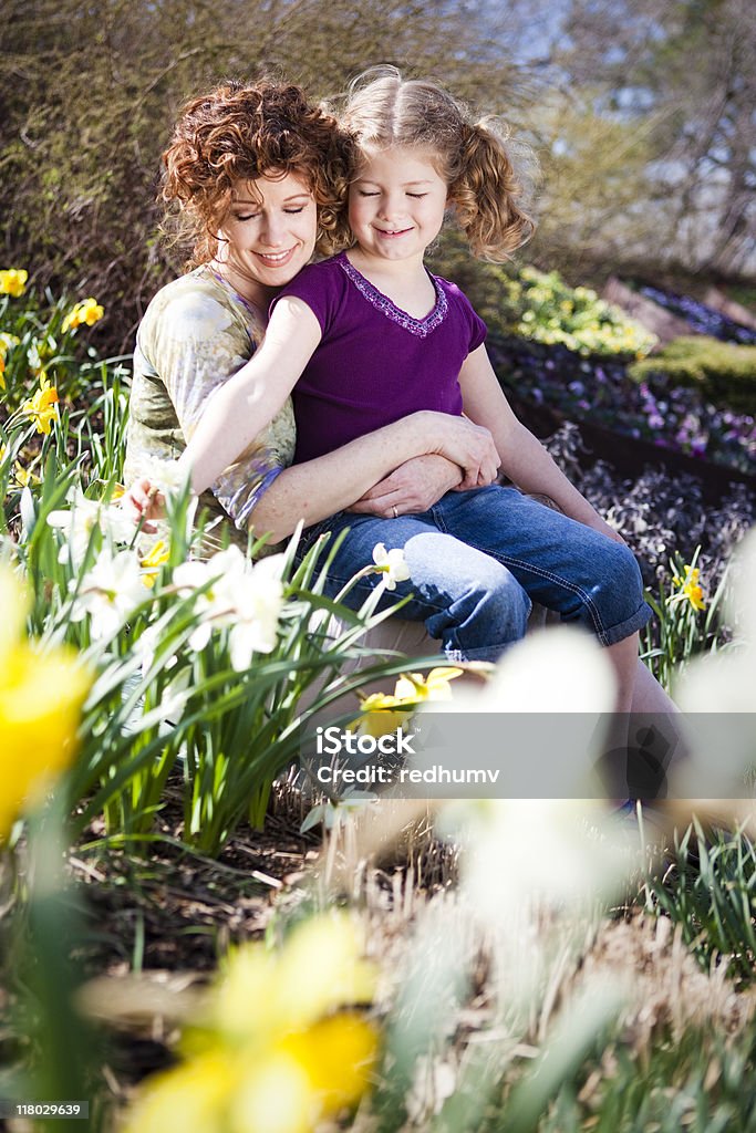 Matka i córka w Narcyz Kwiat Ogród - Zbiór zdjęć royalty-free (4 - 5 lat)