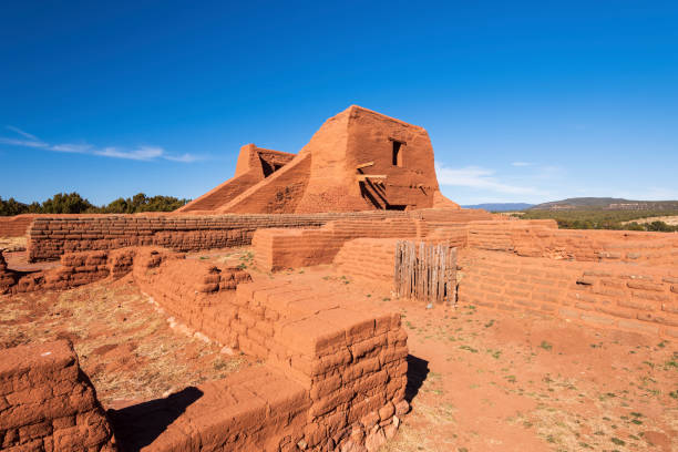 église de pueblo au parc historique national de pecos, nouveau-mexique. - santa fe trail photos et images de collection