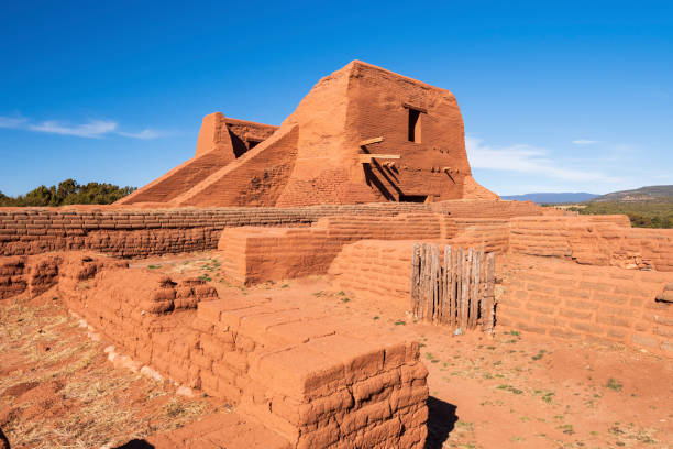 kościół pueblo w pecos national historical park, nowy meksyk. - santa fe trail zdjęcia i obrazy z banku zdjęć