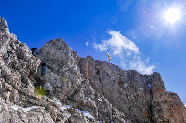 zugspitze summit in garmisch-partenkirchen, germany - zugspitze mountain snow cross shape cross stock-fotos und bilder