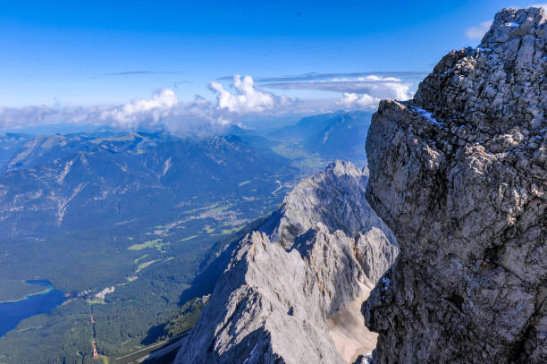 zugspitze summit in garmisch-partenkirchen, germany - zugspitze mountain snow cross shape cross imagens e fotografias de stock