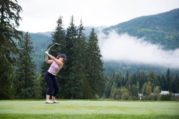 완벽한 티 샷을 치는 여성 골퍼 - golf putting determination focus 뉴스 사진 이미지