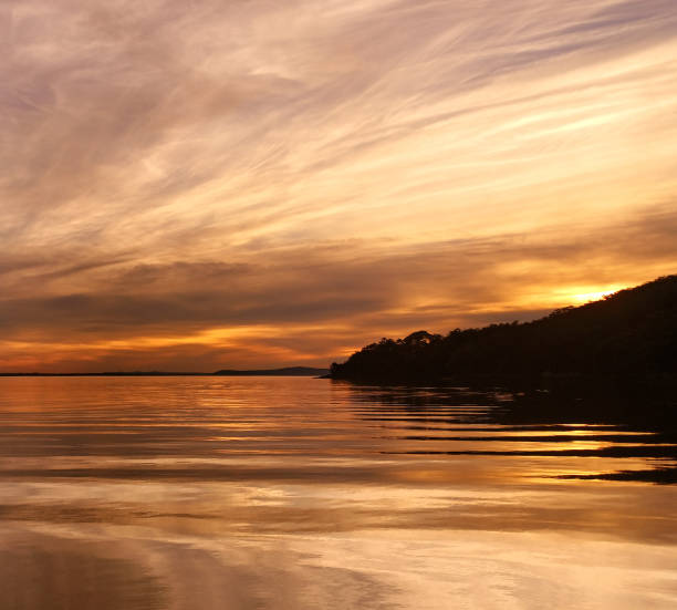 nuage de cirrus de couleur jaune, paysage marin de coucher du soleil. - port stephens new south wales australia coastline photos et images de collection