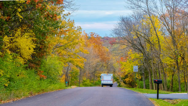 amerykańska ciężarówka pocztowa na podmiejskiej ulicy jesienią - mailbox multi colored mail usa zdjęcia i obrazy z banku zdjęć
