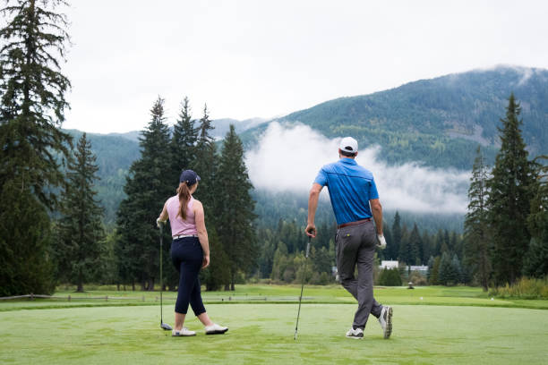 golfiści dyskutować tee strzał - golf women female concentration zdjęcia i obrazy z banku zdjęć