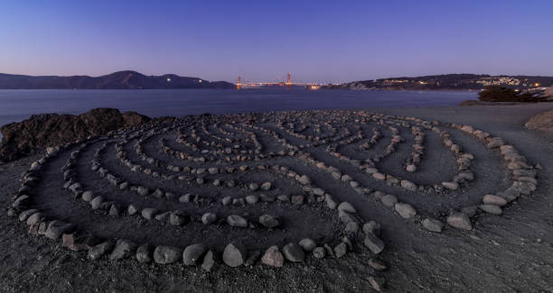 가을 푸른 하늘과 땅 끝 미로와 골든 게이트 브리지. - pebble beach california 뉴스 사진 이미지