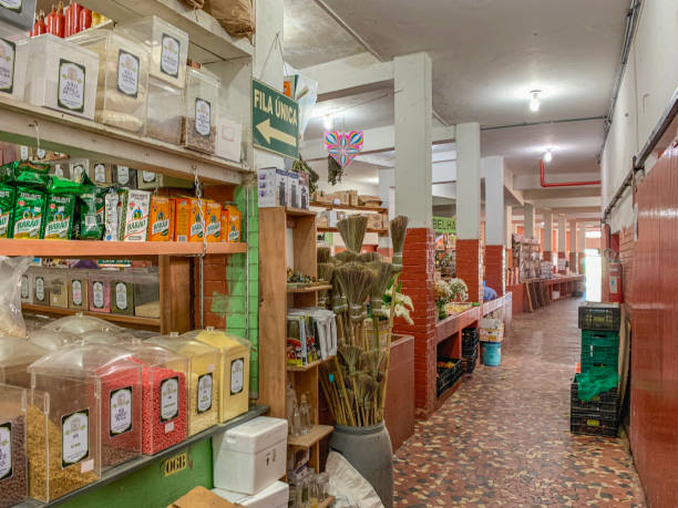 dentro del mercado municipal, sao joao del rei - yerba mate package hot drink food fotografías e imágenes de stock