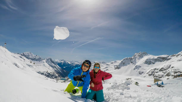 マルタル氷河 - 雪の上で遊ぶカップル - snow skiing apres ski couple ストックフォトと画像