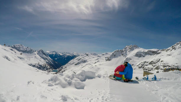 メルタラー・グレッチャー - 雪の山々を抱きしめて楽しむカップル - snow skiing apres ski couple ストックフォトと画像