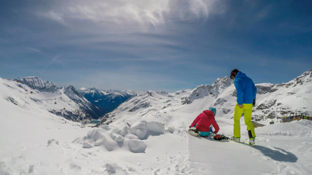 メルタラー・グレッチャー - 雪の山々を抱きしめて楽しむカップル - snow skiing apres ski couple ストックフォトと画像