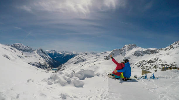 mölltaler gletcher - 雪山を抱きしめて楽しむカップル - snow skiing apres ski couple ストックフォトと画像