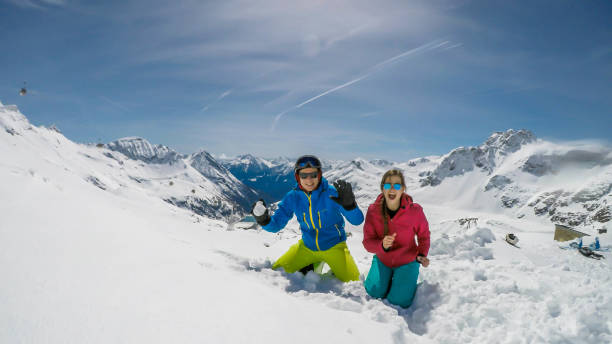 マルタル氷河 - 雪の上で遊ぶカップル - snow skiing apres ski couple ストックフォトと画像