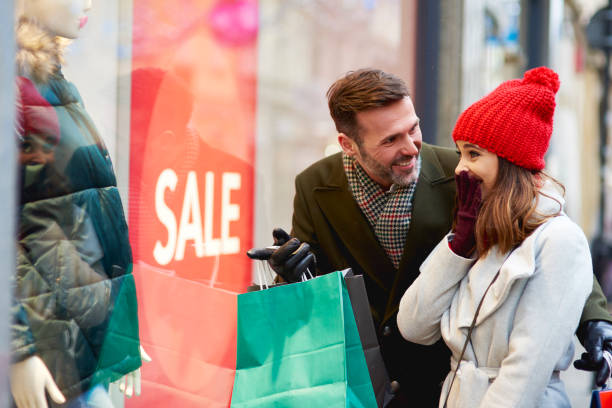 istock Customers outside the shopping mall 1180364022