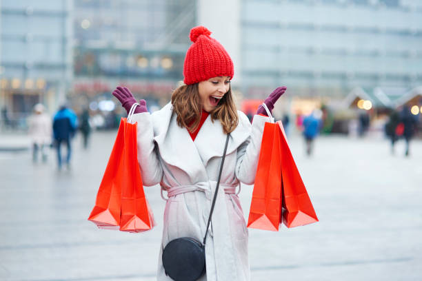 クリスマスの買い物中にバッグを持つ美しい女性 - christmas stack gift carrying ストックフォトと画像