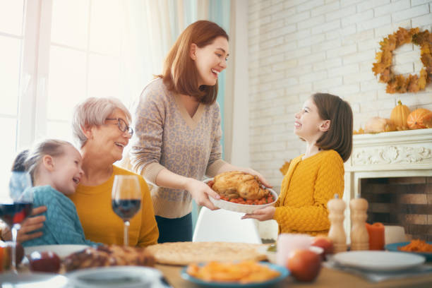 buon giorno del ringraziamento - thanksgiving feast day dinner party turkey foto e immagini stock