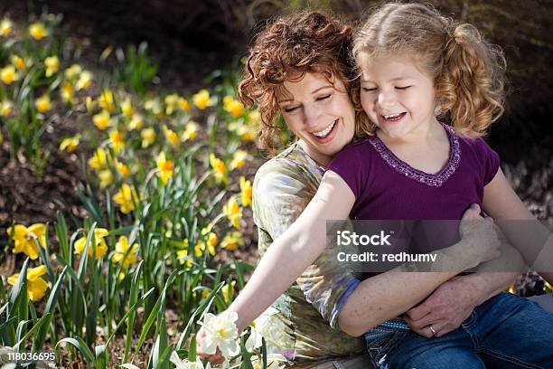 Madre E Figlia In Giardino Fiori Di Narciso - Fotografie stock e altre immagini di 4-5 anni - 4-5 anni, 45-49 anni, Adulto