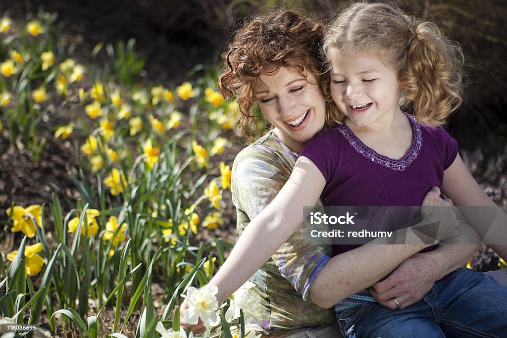 Matka i córka w Narcyz Kwiat Ogród - Zbiór zdjęć royalty-free (4 - 5 lat)