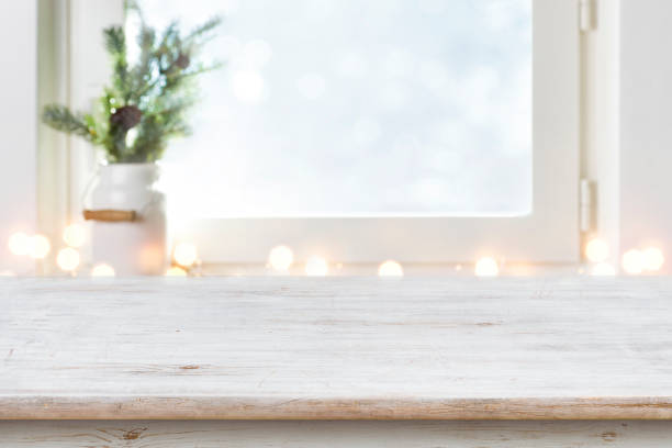 fondo borroso de vacaciones de invierno con mesa de madera vintage en frente - alféizar de la ventana fotografías e imágenes de stock