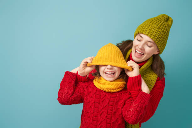 winterporträt der glücklichen familie - warme kleidung stock-fotos und bilder