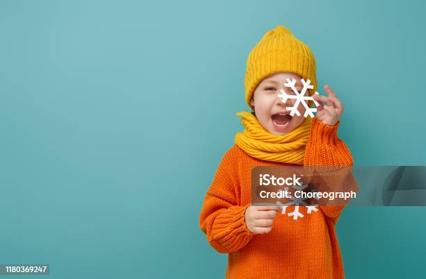 Retrato De Invierno Del Niño Feliz Foto de stock y más banco de imágenes de Invierno - Invierno, Niño, Frío