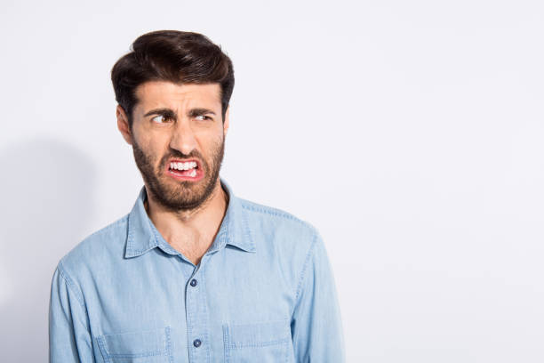 que nojo! foto do indivíduo surpreendente da raça misturada que olha revoltado no alimento estragado cheiro terrível desgaste casual camisa de brim isolada fundo branco da cor - facial expression unpleasant smell shirt caucasian - fotografias e filmes do acervo