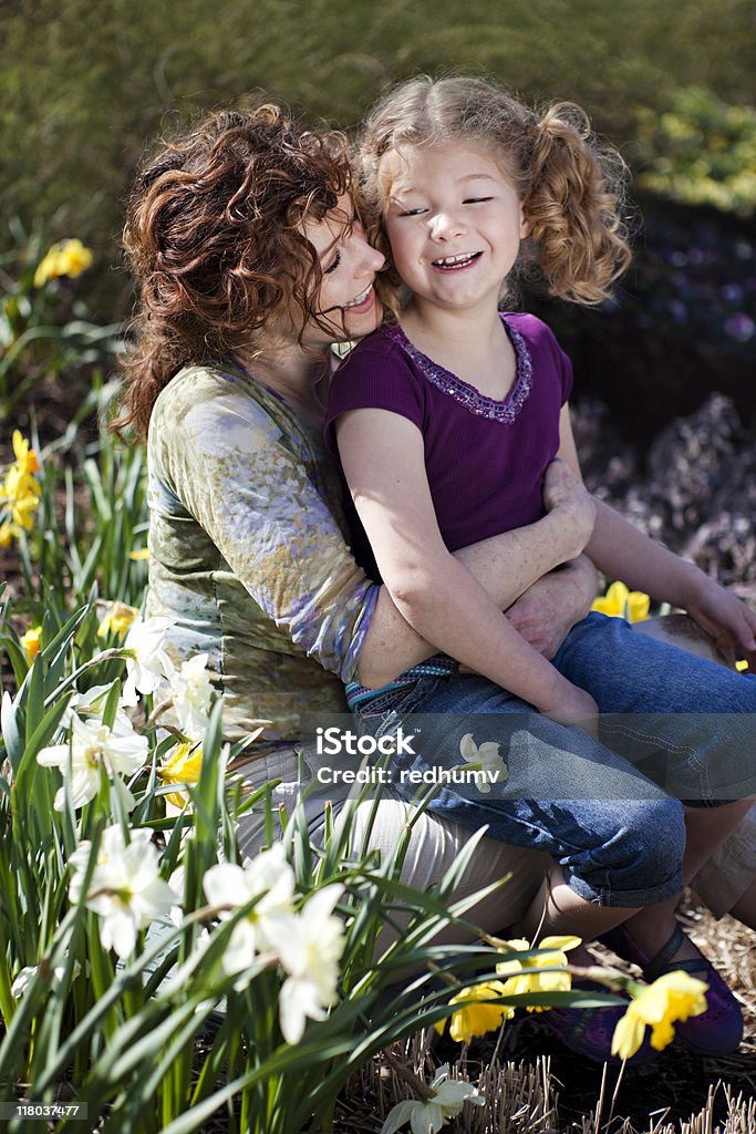 Mère et fille dans le jardin de fleurs Jonquille - Photo de 4-5 ans libre de droits