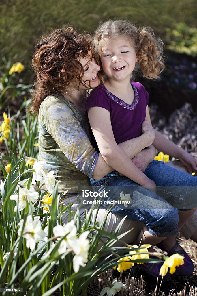 Mãe e filha no jardim de Flores de Narciso - Royalty-free 4-5 Anos Foto de stock