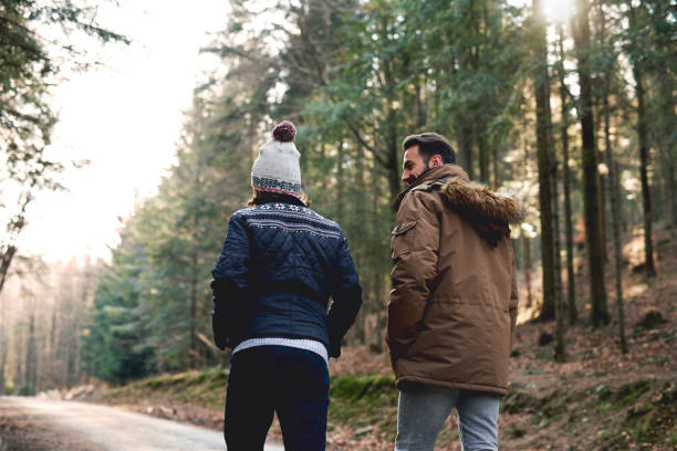 vista trasera de padre e hijo caminando en el bosque de otoño - travel adventure winter cold fotografías e imágenes de stock