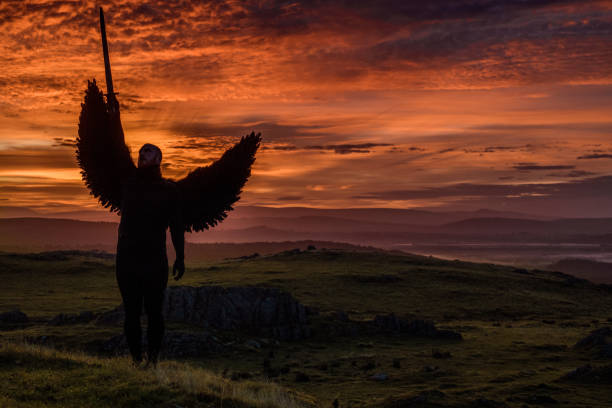 zwarte gevleugelde warrior angel bij dawn - engelenpak stockfoto's en -beelden