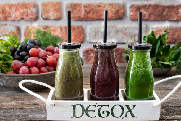 detox con succo di verdure fresche e succo di frutta sano. - cold pressed immagine foto e immagini stock