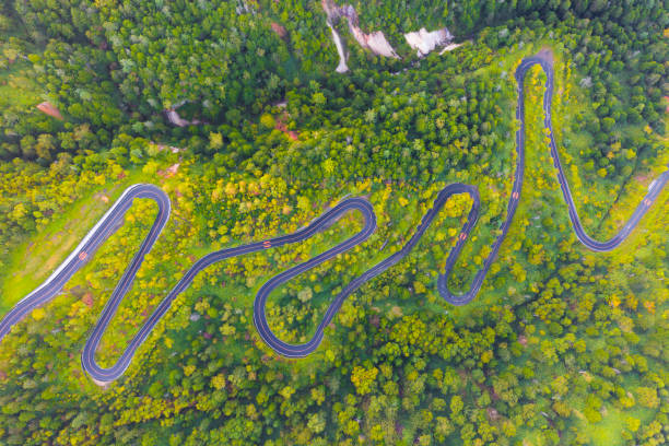 widok z lotu ptaka na krętą drogę na górze jesienią - road winding road car country road zdjęcia i obrazy z banku zdjęć