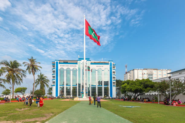 モルディブの首都マレの市内中心部 -マレ共和国広場 - maldivian flag ストックフォトと画像