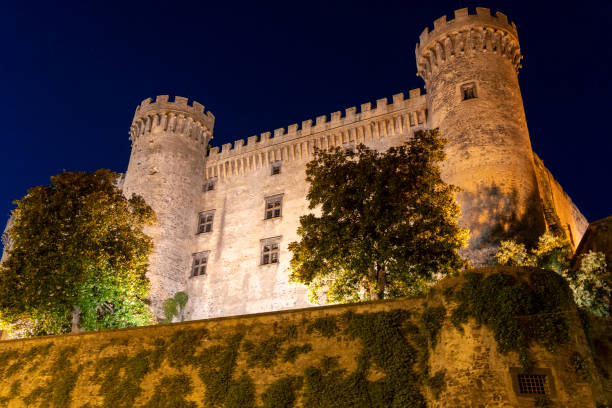 bracciano, roma: el castillo medieval por la noche - bracciano fotografías e imágenes de stock
