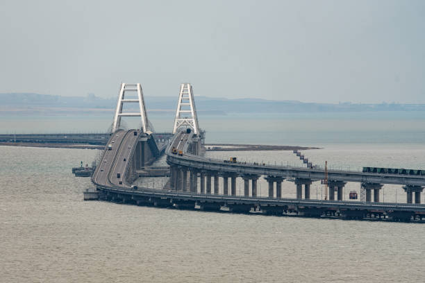 vista panoramica del ponte bianco della criminalità e dello stretto di kerch del mar nero - passenger ship ferry crane harbor foto e immagini stock