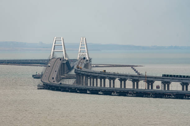 vista panorâmico da ponte branca de crimean e do estreito de kerch do mar negro - equipamento em geral - fotografias e filmes do acervo