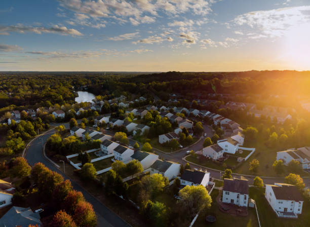 świt w części sypialnej małego miasteczka z lasem na widok z wysokości - house dawn sunset usa zdjęcia i obrazy z banku zdjęć