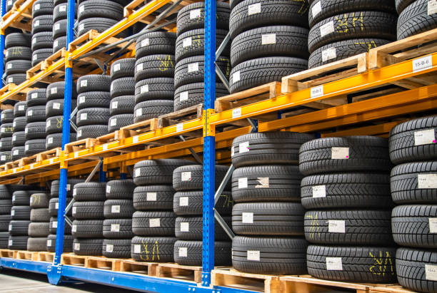 высокая стойка на шинном складе - tire auto repair shop part of vehicle stack стоковые фото и изображения
