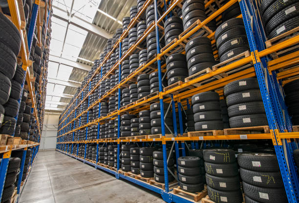 armazém do pneu com prateleira elevada - storage compartment garage warehouse storage room - fotografias e filmes do acervo