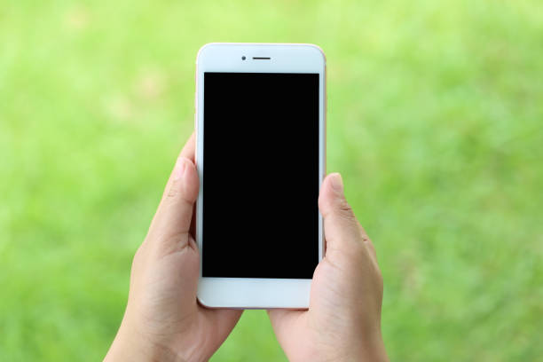 mujer mano sosteniendo teléfono inteligente con pantalla en blanco, concepto de tecnología de comunicación - easy money audio fotografías e imágenes de stock