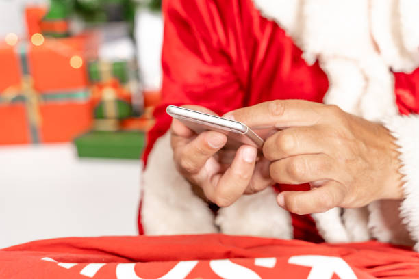 istock Santa Claus surfing the the net 1180410904