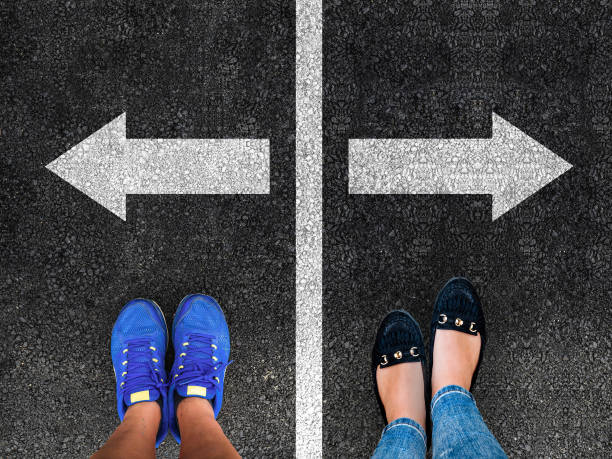 istock man, woman and opposite arrows 1180415606
