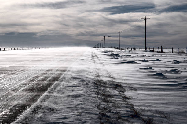 アスファルト高速道路を横切る雪 - cloudscape cloud sky frost ストックフォトと画像