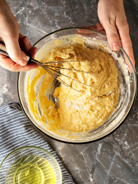 выпечка торта, изготовление блинов, шеф-повар решений кексы тесто, - bread bakery women cake стоковые фото и изображения